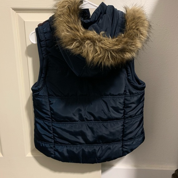 Puffer vest with hood - Picture 2 of 3